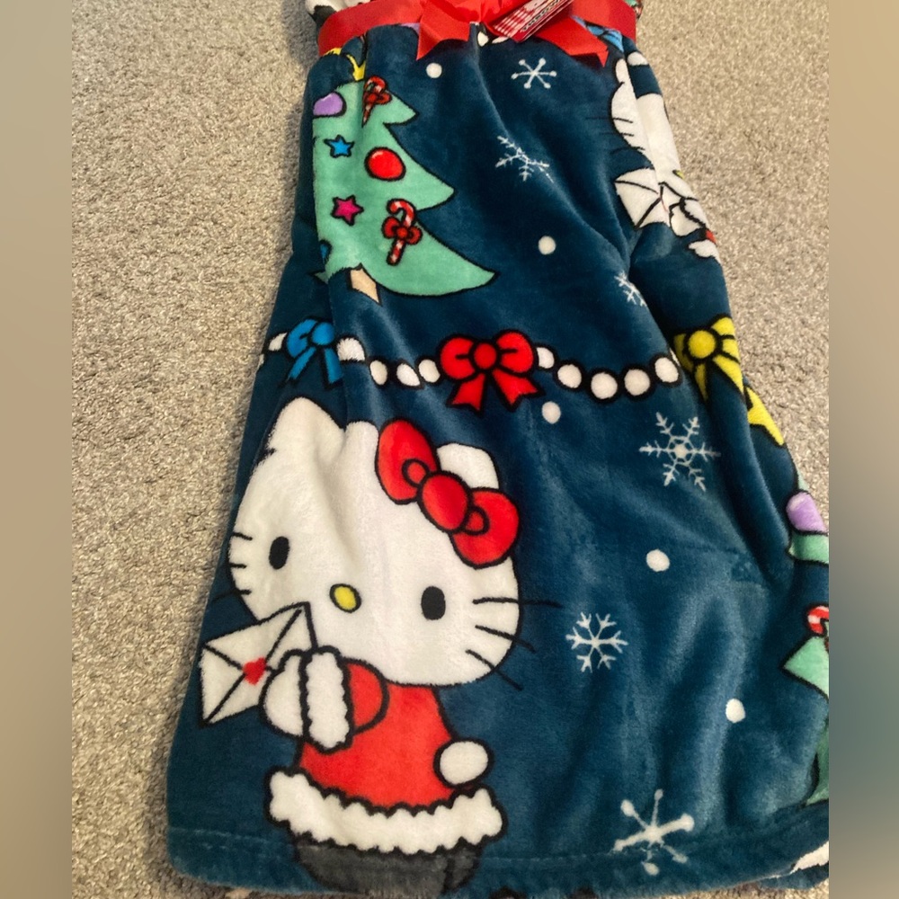 - Hello Kitty Christmas Blanket - Picture 3 of 4